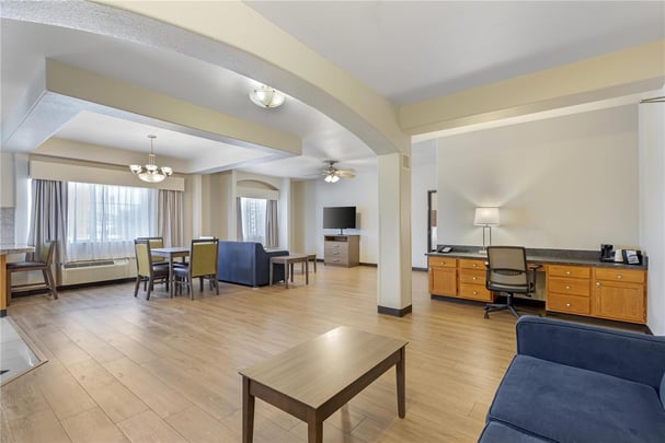 2 Queen Beds - 1 Bedroom w/ 2 Sofa beds