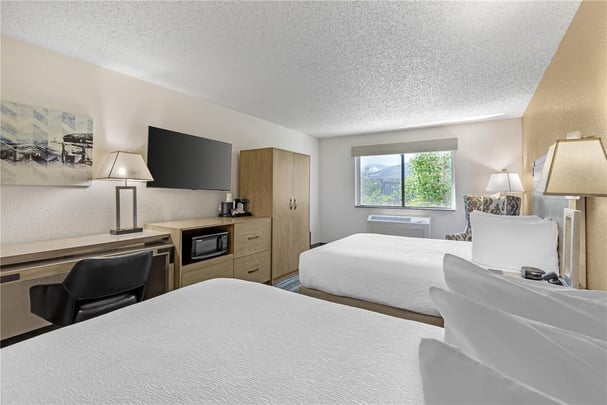 2 Queen Beds w/ Mountainview