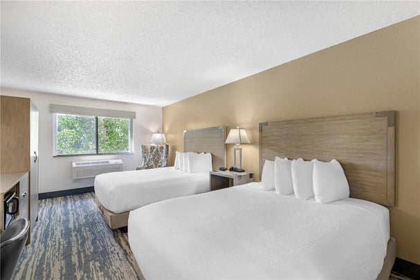 2 Queen Beds w/ Mountainview