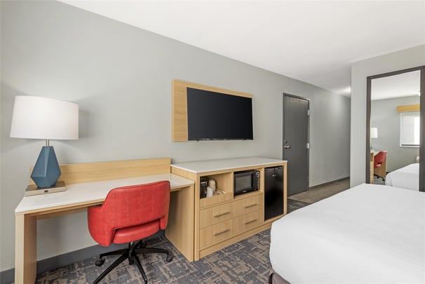 ADA - 1 King Bed w/ Roll In Shower