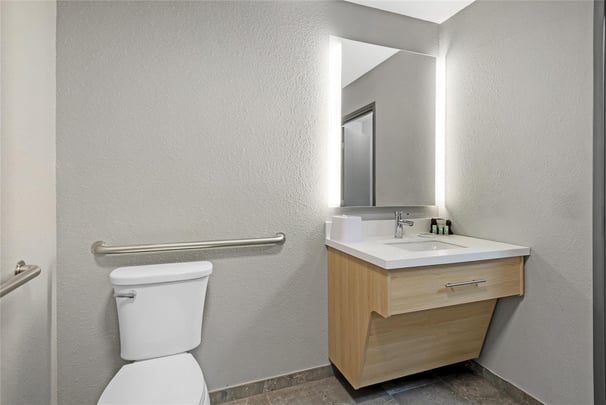 ADA - 1 King Bed w/ Roll In Shower