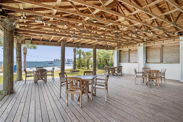 BW Navarre FL Courtyard