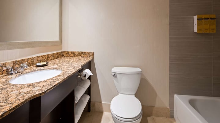 Double Queen Suite - Guest Bath