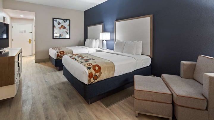 Double Queen Deluxe Bedroom