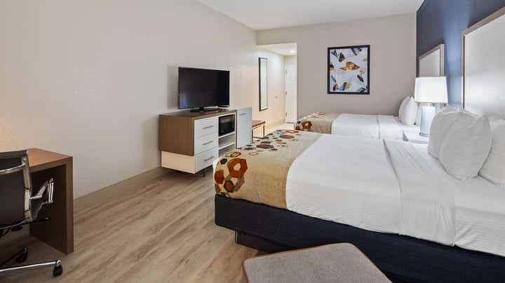 Double Queen Deluxe Bedroom