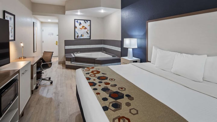 Jacuzzi/Honeymoon Suite