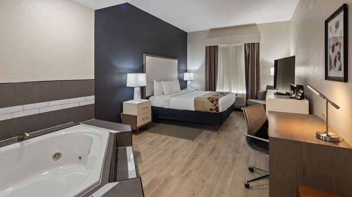 Jacuzzi/Honeymoon Suite