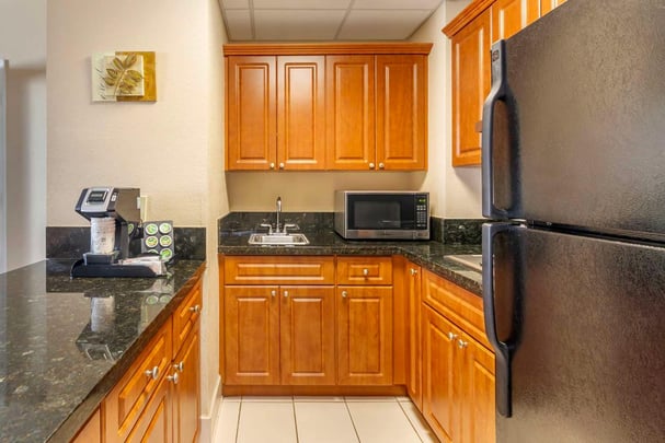 Suite w/ Kitchenette