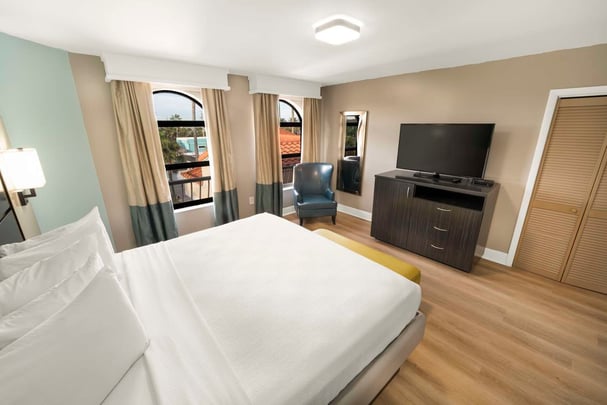 Family Suite bedroom 1 (1king)