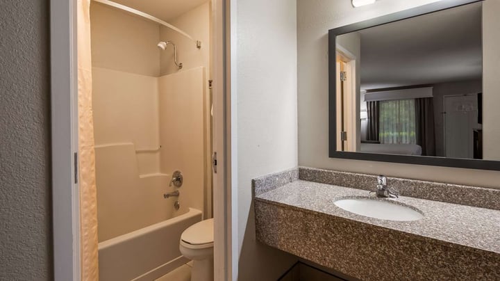 Double Queen - Guest Bath