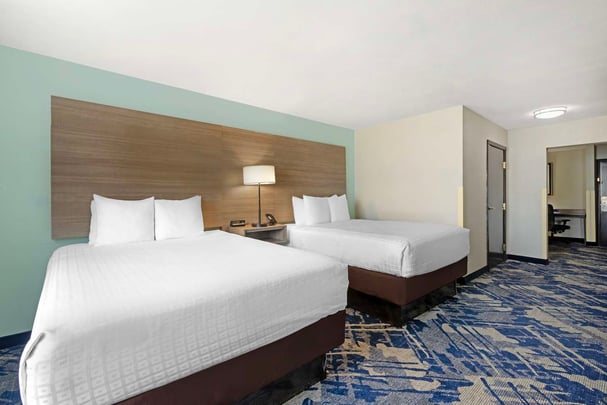 Queen Suite Fam Room Sep Bedroom