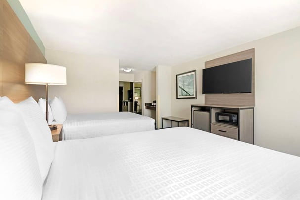 Queen Suite Fam Room Sep Bedroom