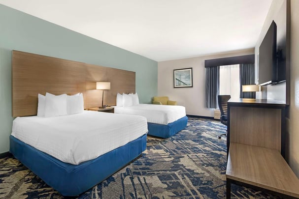 ADA RollShw Queen Suite