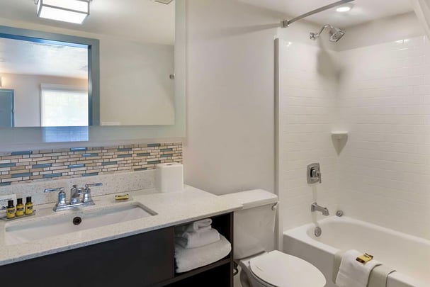 Double Queen - Guest Bath