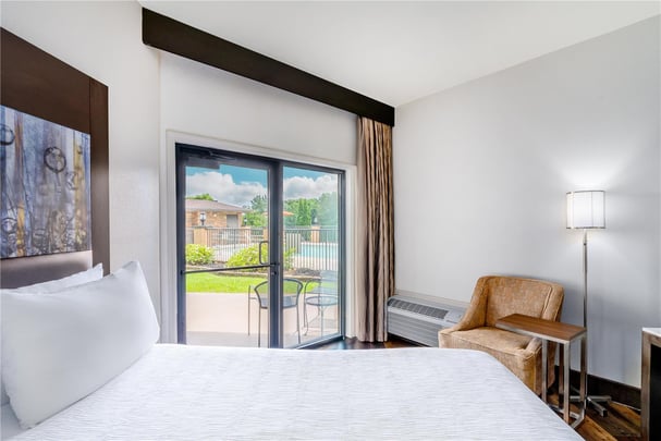 Guest Room QQ Pool/Patio View