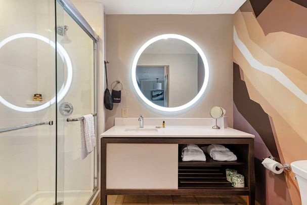 Suite King Balcony Bathroom