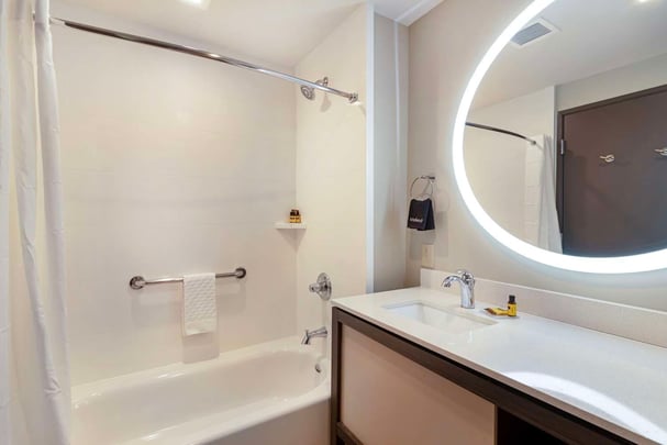 Suite Queen Sep Bed Bath Bathroom