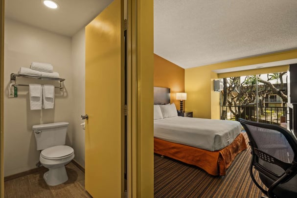 Courtyard Standard King Room