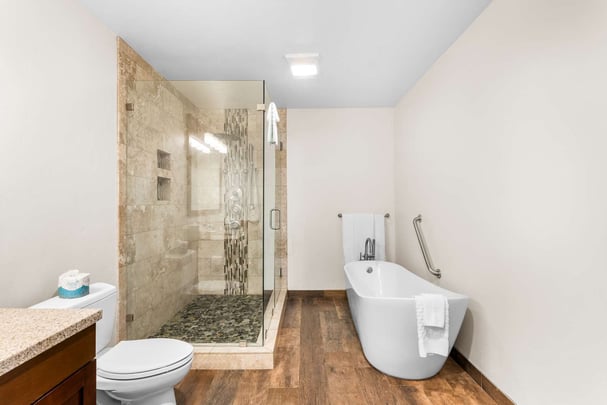 2 King Suite Bathroom