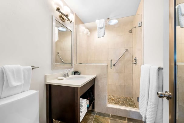 3 Queen Suite Bathroom