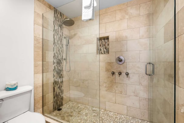 1 King w/ Balcony Bathroom