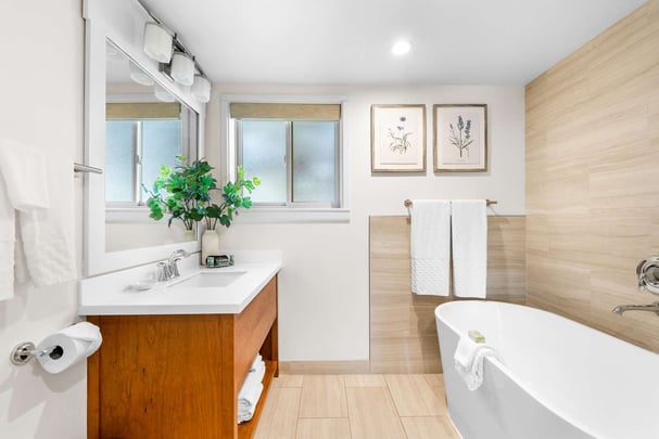 1 King Bed w/ Kitchen Bathroom