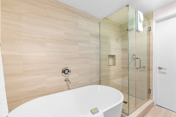 1 King Bed w/ Kitchen Bathroom