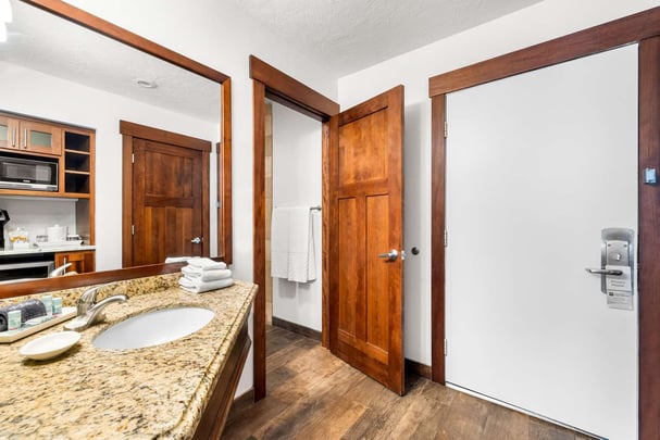 1 King RiverView w/ Balcony