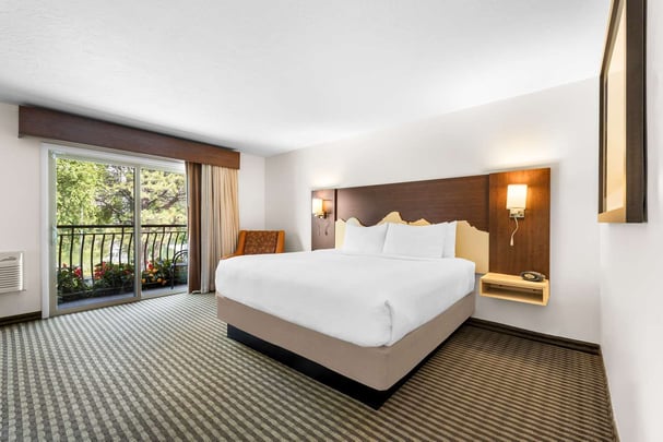 1 King River View w/ Balcony