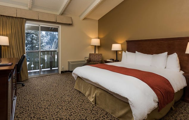 King Mountain View Guest Room