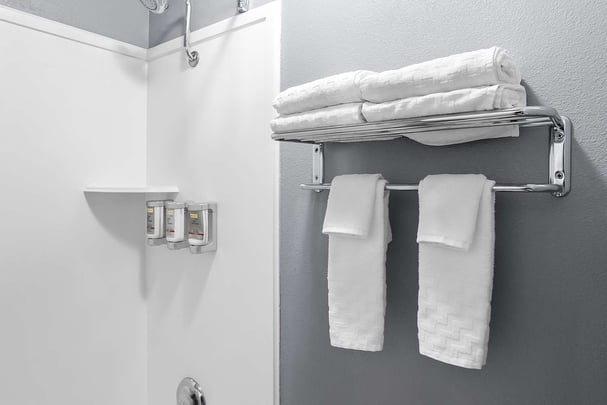 Double Queen Suite Bathroom