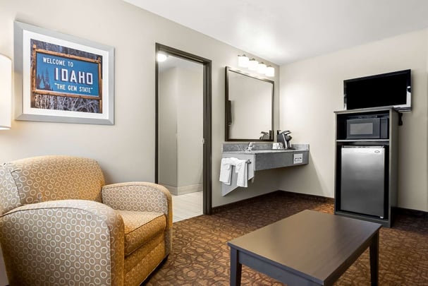 King Suite w/ Sep Living Room