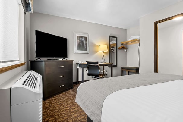 King Suite w/ Sep Living Room