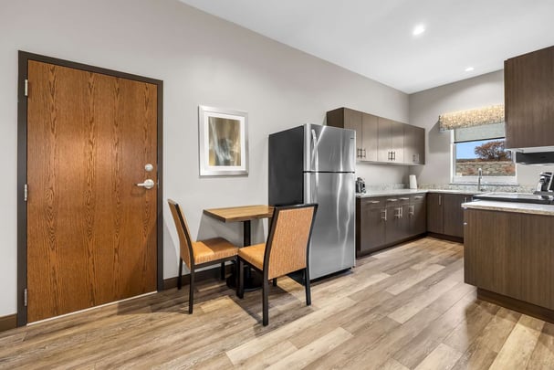 King w/ Kitch / Walk In Shower