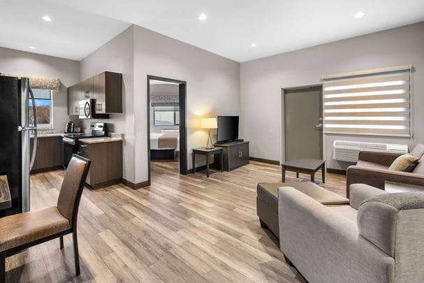 King w/ Kitch / Walk In Shower