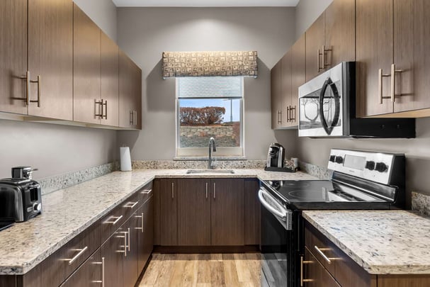 King w/ Kitch / Walk In Shower