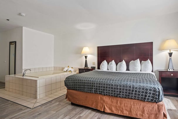 King Whirlpool Suite