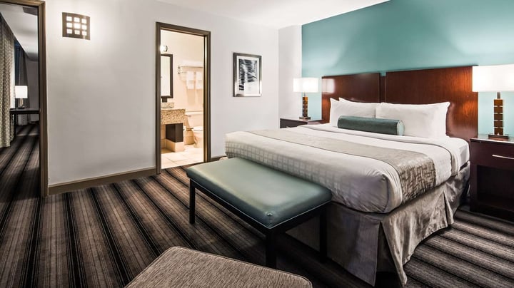 King Suite w/ Bedroom