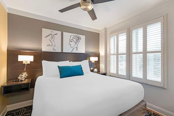 King Suite - Street View & Kitchenette