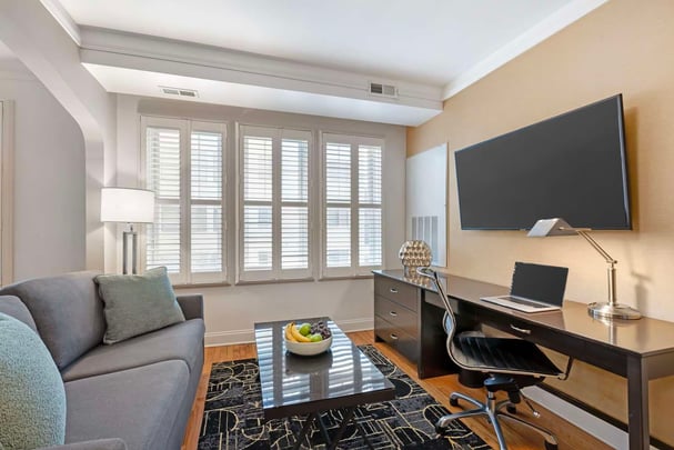 King Suite - Street View & Kitchenette