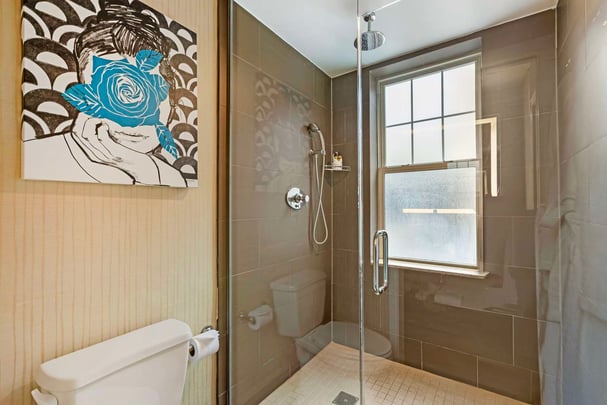 Double King Suite w/ Kitchenette - Guest Bath