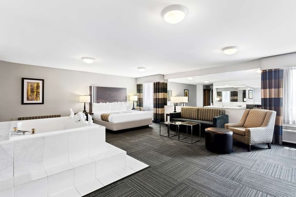 King w/ Sofa Bed and Jetted Tub