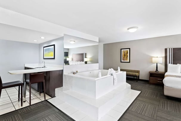 King w/ Sofa Bed and Jetted Tub