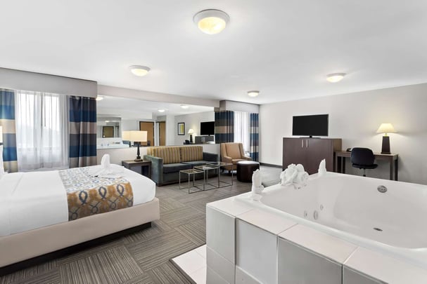 King w/ Sofa Bed and Jetted Tub