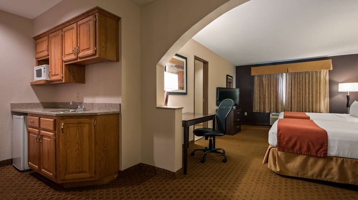 Double Queen Suite w/ Kitchenette & Sofa Bed