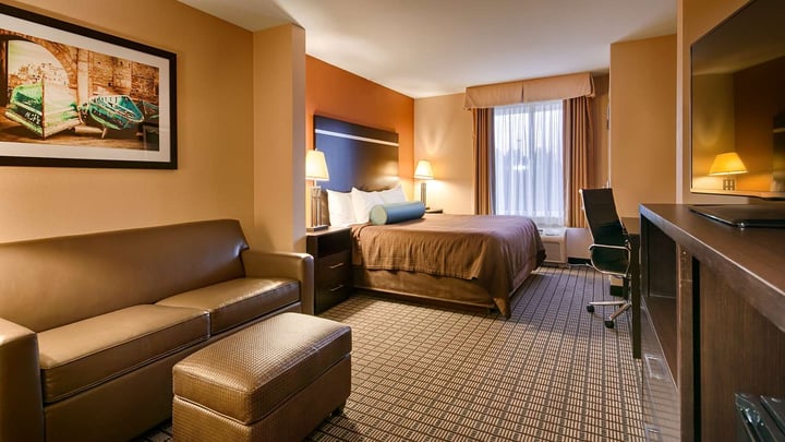 King Suite w/ Sofa Bed