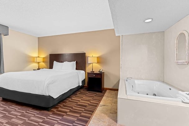King Jacuzzi Suite w/ Sofa