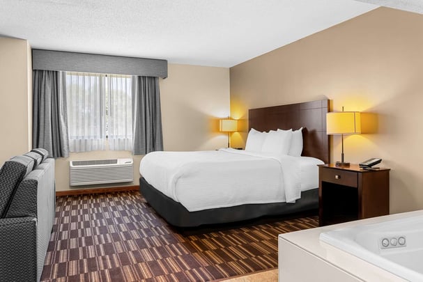 King Jacuzzi Suite w/ Sofa