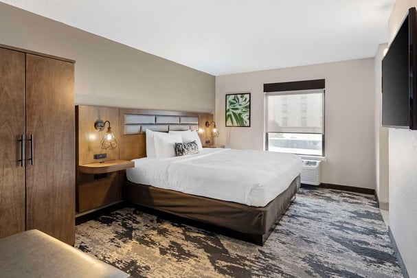 King Suite w/ Living Room