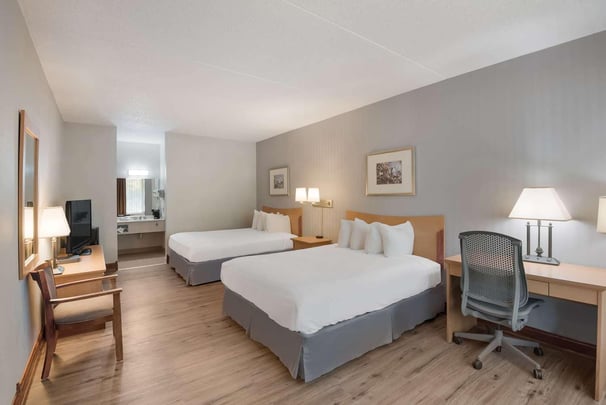 2 Queen Beds Pet Friendly - Room 306